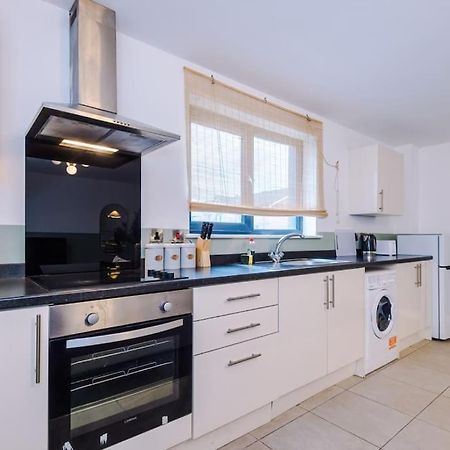 Cozy 1 Bedroom Apartment, Prime Location , Free Parking Manchester Eksteriør bilde