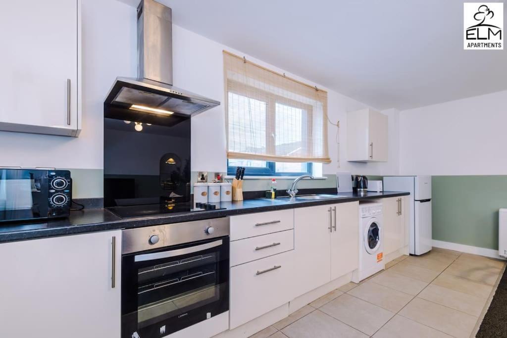 Cozy 1 Bedroom Apartment, Prime Location , Free Parking Manchester Eksteriør bilde
