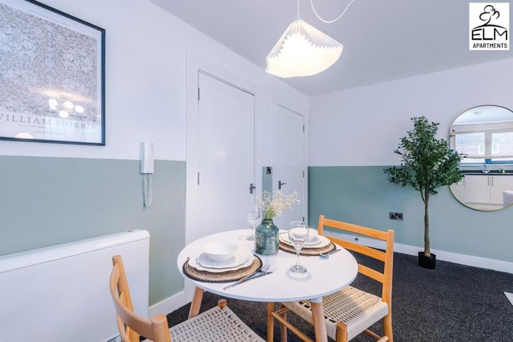 Cozy 1 Bedroom Apartment, Prime Location , Free Parking Manchester Eksteriør bilde