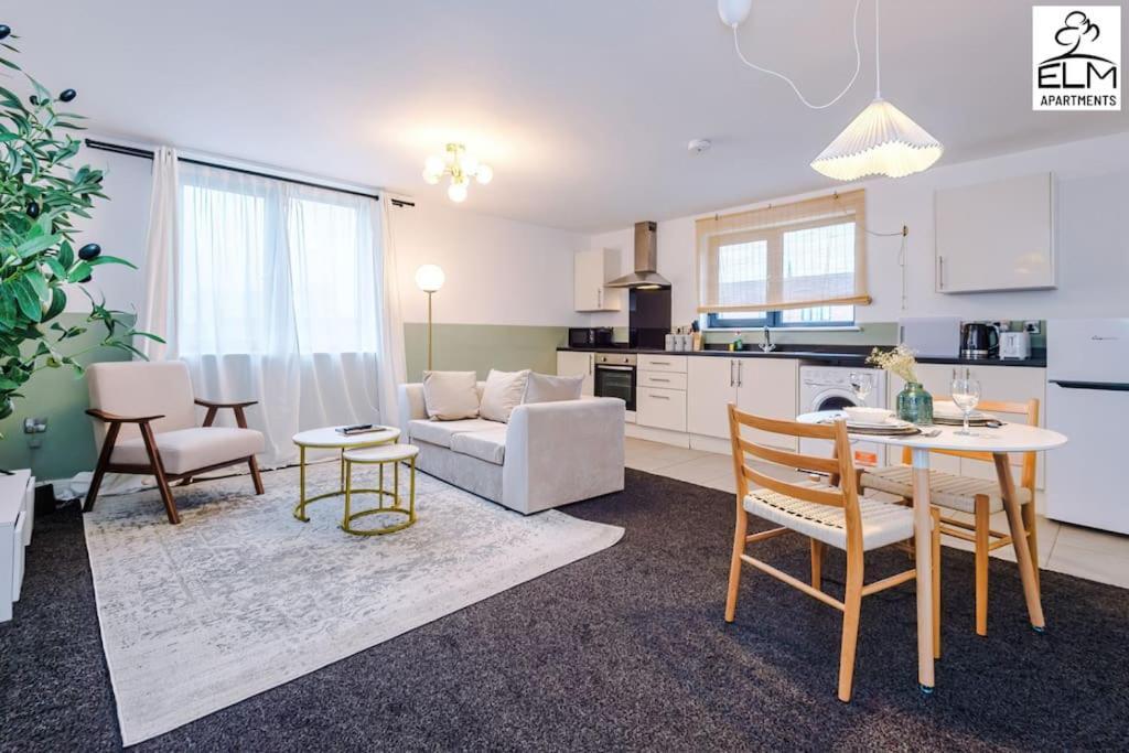 Cozy 1 Bedroom Apartment, Prime Location , Free Parking Manchester Eksteriør bilde